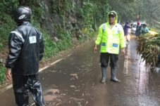 Polres Batu Bersihkan Material Longsor di Kecamatan Pujon