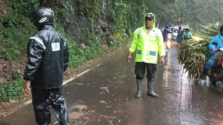 Polres Batu Bersihkan Material Longsor di Kecamatan Pujon