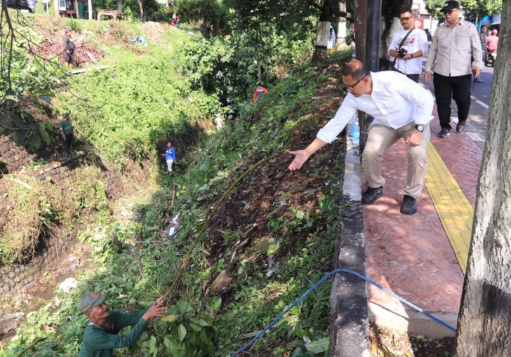 Hari Terakhir Masa Tugas, Pj. Wali Kota Batu Aries AP Kunjungi Lokasi Bencana dan Bersih Sungai