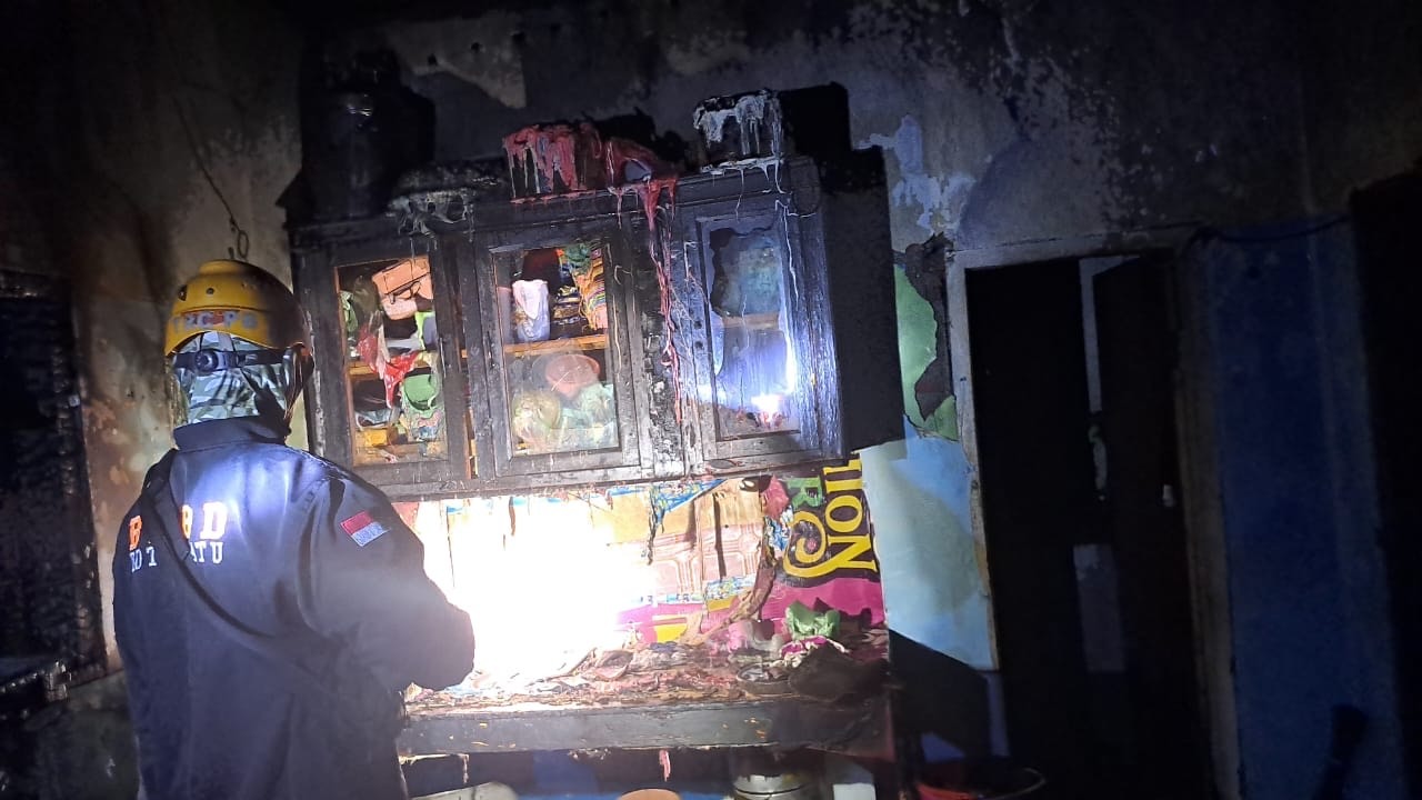 Gegara Kulkas Korslet, Rumah Warga di Giripurno Kota Batu Ludes Terbakar