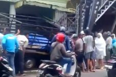 Diduga Ngantuk Berat, Grand Max Tabrak Pagar Rumah di Kota Batu