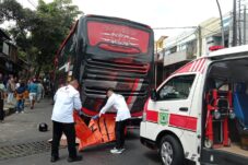 Kecelakaan Bus Pariwisata Kembali Terjadi di Kota Batu, Driver Ojol Jadi Korban