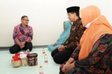 Sampaikan Belasungkawa, Pj. Wali Kota Batu Aries AP Takziah di Rumah Dua Korban Laka Bus Pariwisata