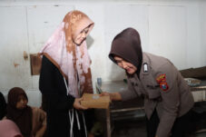 Hangatnya Kebersamaan, Polres Batu Berbagi Takjil dengan Anak Yatim Piatu