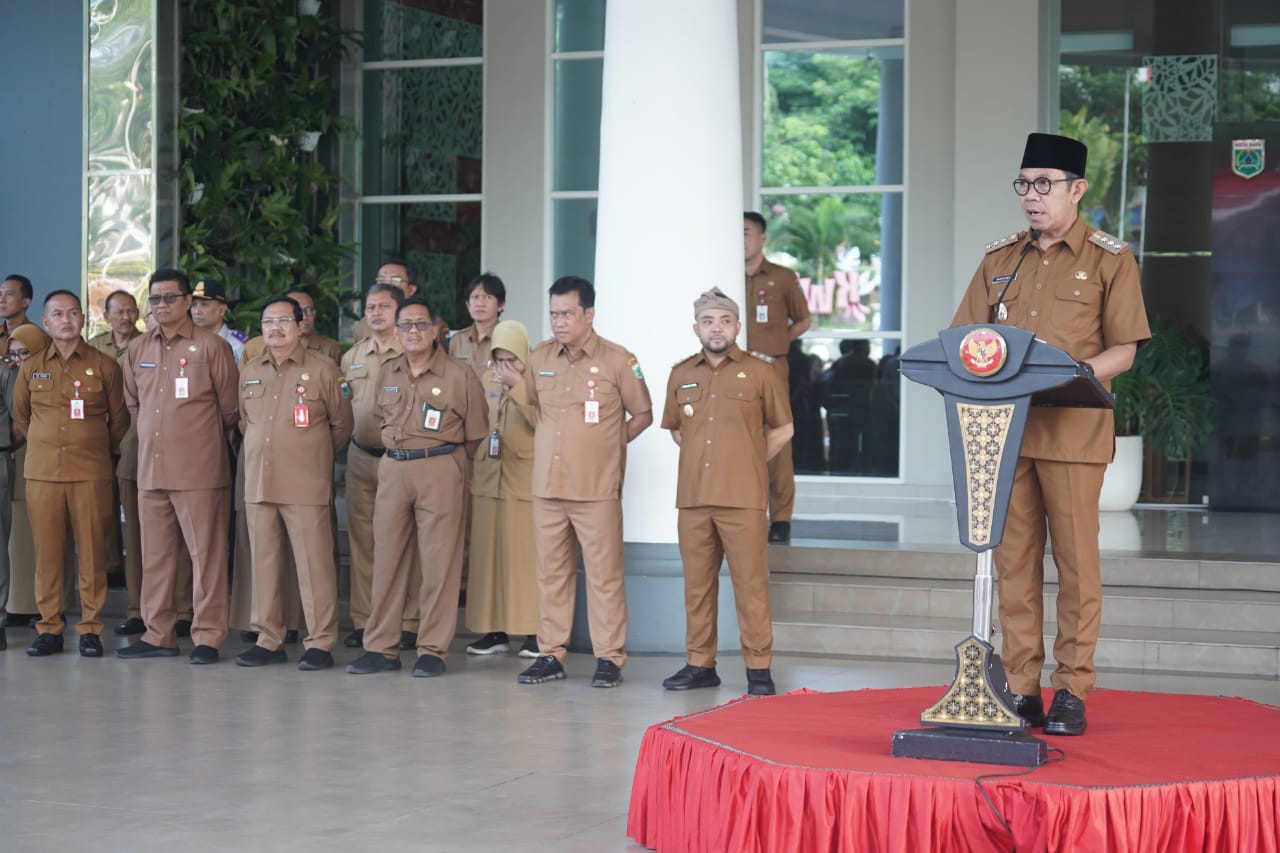 Wali Kota Batu, Nurochman saat memberikan arahan kepada ASN dalam Apel yang digelar di halaman Balai Kota Among Tani Batu, Senin (19/5/2015).