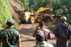 Akses utama menuju Giri Pura Arjuna di Kota Batu tertutup material longsor.