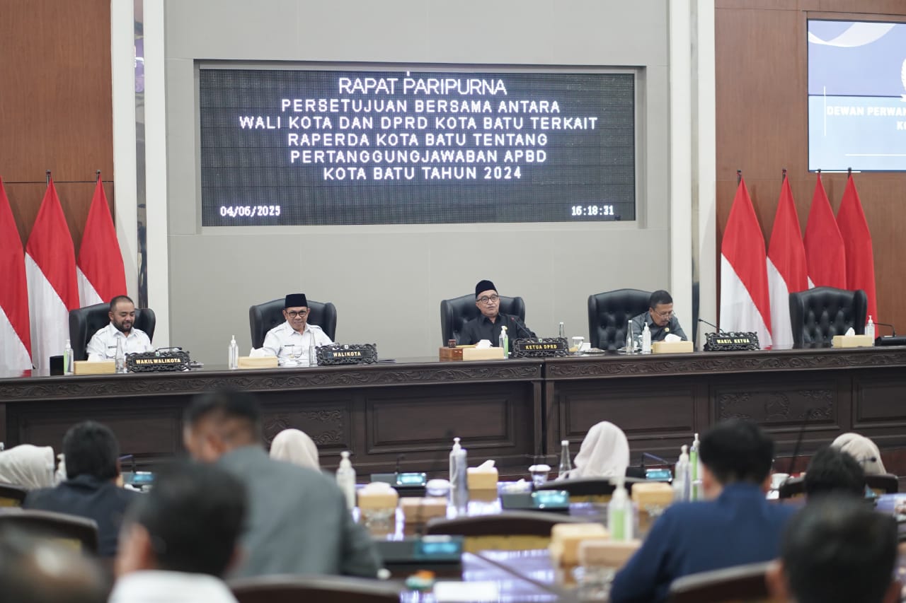 DPRD Kota Batu bersama Pemerintah Kota Batu secara resmi menetapkan Rancangan Peraturan Daerah (Raperda) tentang Pertanggungjawaban Pelaksanaan APBD Tahun Anggaran 2024 melalui rapat paripurna yang digelar, Rabu (4/6/2025).