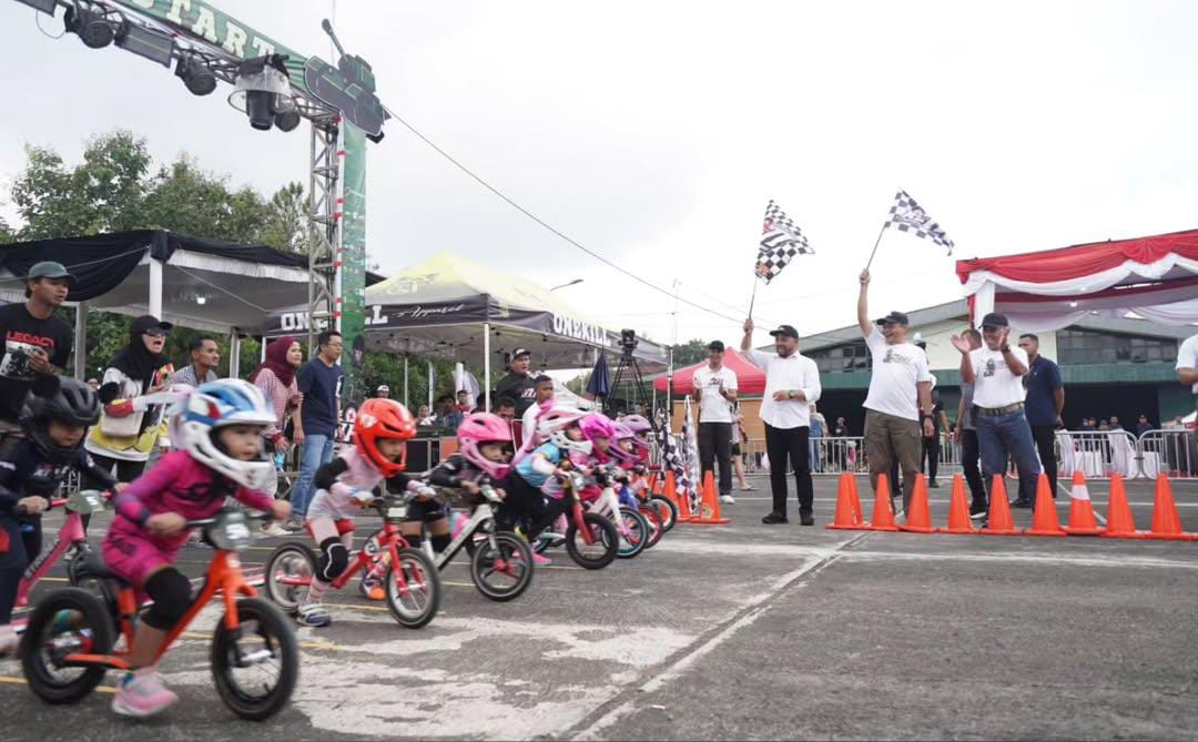 Wakil Wali Kota Batu Heli Suyanto melepas peserta AF71 Military Race Push Bike Championship 2025 di Lapangan Bangpus Pusdik Arhanud Kota Batu.
