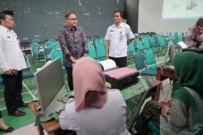 Kepala Dinas Pendidikan Provinsi Jatim, Aries Agung Paewai saat meninjau pengambilan PIN SPMB di salah satu SMA Negeri.