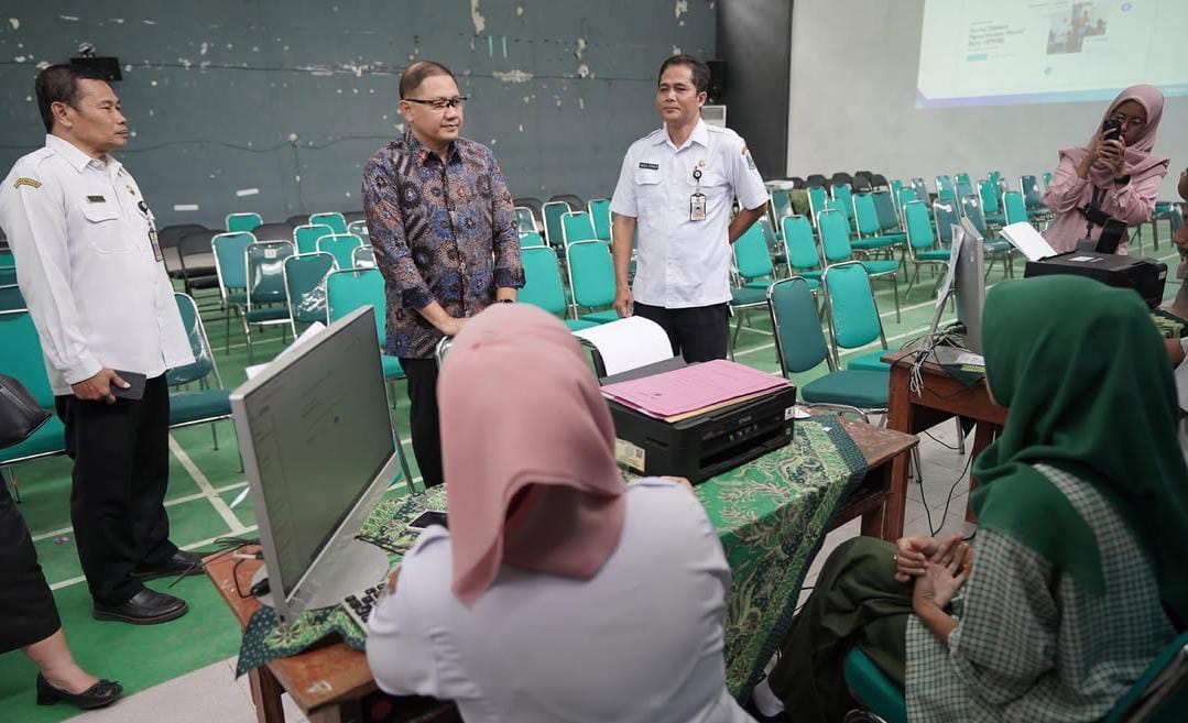 Kepala Dinas Pendidikan Provinsi Jatim, Aries Agung Paewai saat meninjau pengambilan PIN SPMB di salah satu SMA Negeri.
