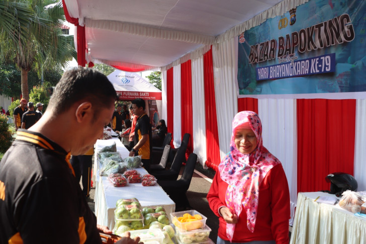 Sambut Hari Bhayangkara ke-79, Polres Batu Gelar Olahraga Bersama dan Bazar Bapokting