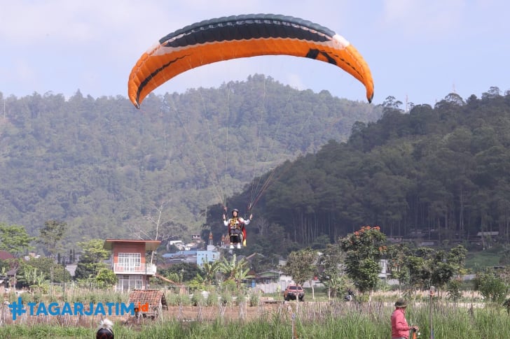 Langit Kota Batu Berwarna! 83 Atlet Ramaikan BISTF 2025 Paragliding Internasional