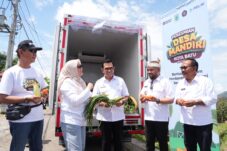 Jajaran Direksi PT. PELNI bersama Wali Kota Batu Nurochman, dan Wakil Wali Kota Batu, Heli Suyanto meresmikan Desa Pandanrejo sebagai Desa Mandiri.