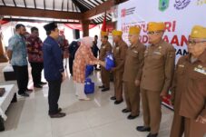 Ketua TP PKK Kota Batu, Siti Fauziah bersama Badan Amil Zakat dan Sedekah berbagi kepedulian untuk Veteran.