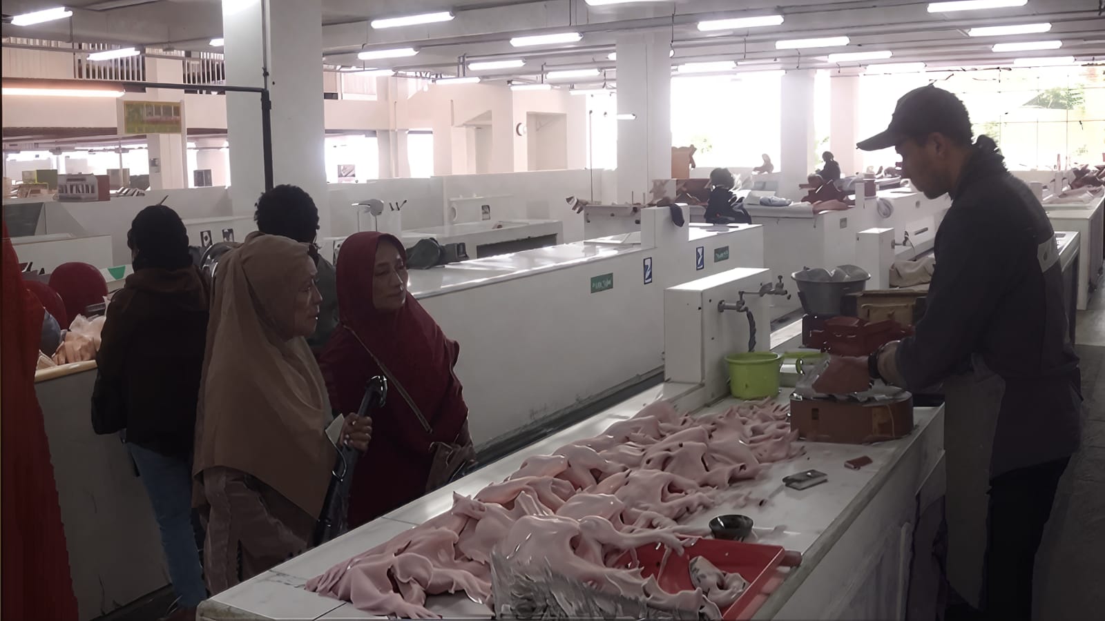 Salah satu pedagang daging ayam ras di Pasar Amongtani, Kota Batu. (Istimewa)