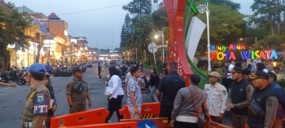Tim Gabungan Tertibkan PKL Gelar Tikar di Lingkar Alun-Alun Kota Batu