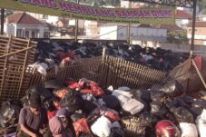 Gunungan sampah di Pasar Induk Among Tani Kota Batu, mencoreng World Cleanup Day 2025. (Foto: Moch. Firman/tagarjatim.id)