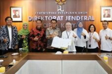 Momen penandatanganan serah terima Pasar Induk Among Tani dari Kementerian PU kepada Pemkot Batu. Bangunan senilai Rp170,72 miliar kini resmi jadi aset daerah.