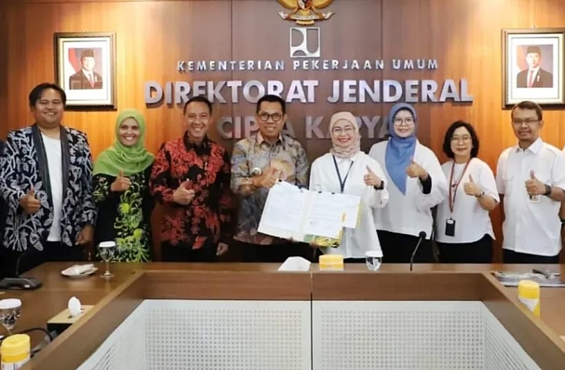 Momen penandatanganan serah terima Pasar Induk Among Tani dari Kementerian PU kepada Pemkot Batu. Bangunan senilai Rp170,72 miliar kini resmi jadi aset daerah.