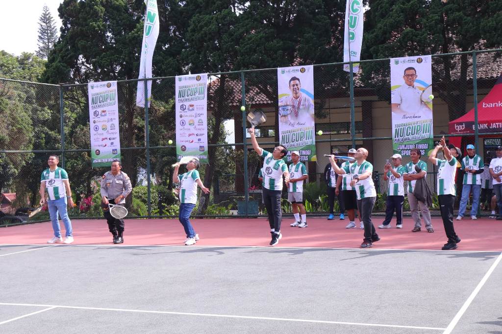 Wali Kota Batu, Nurochman membuka tournament tennis NU Cup III Batu Open di Lapangan Tenis Kusuma Agro Wisata. (Istimewa)