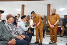 Wali Kota Batu, Nurochman bersama Wakil Wali Kota Batu, Heli Suyanto menyalurkan Bantuan PKH Plus di Kecamatan Bumiaji.