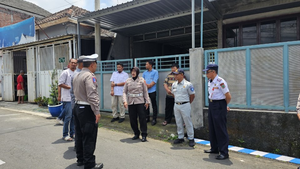 Tim dari Direktorat Lalu Lintas (Ditlantas) Polda Jawa Timur meninjau langsung Kampung Tertib Lalu Lintas (Tibmaslantas) di Desa Mojorejo, Kota Batu sebgai rangkaian lomba Kampung Tibmaslantas dalam rangka memperingati Hari Lalu Lintas (Harlantas) Bhayangkara ke-70.