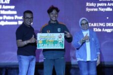 Penyerahan bonus atlet Porprov IX Jatim 2025 oleh Wali Kota Batu, Nurochman.