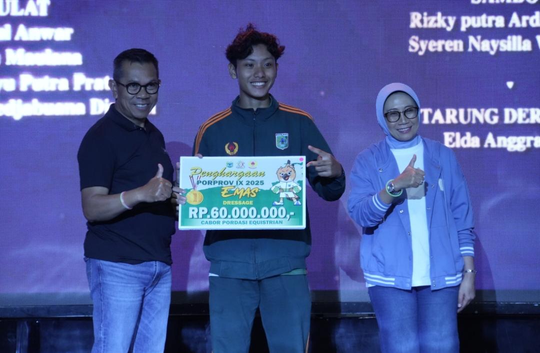 Penyerahan bonus atlet Porprov IX Jatim 2025 oleh Wali Kota Batu, Nurochman.
