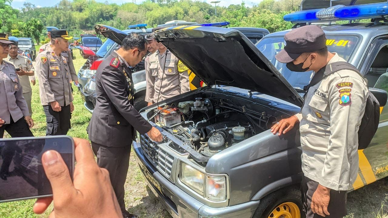 Kapolres Batu AKBP Andi Yudha Pranata memimpin langsung ramp check armada dinas di Lapangan kawasan Desa Junrejo, Kota Batu, Rabu (1/10/2025).