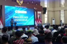 Para tokoh pendiri Kota Batu bersama jajaran Pemkot Batu berfoto bersama usai sarasehan “Refleksi Menuju Seperempat Abad Kota Batu Sebagai Daerah Otonom” di Graha Pancasila, Balai Kota Among Tani, Selasa (14/10/2025).