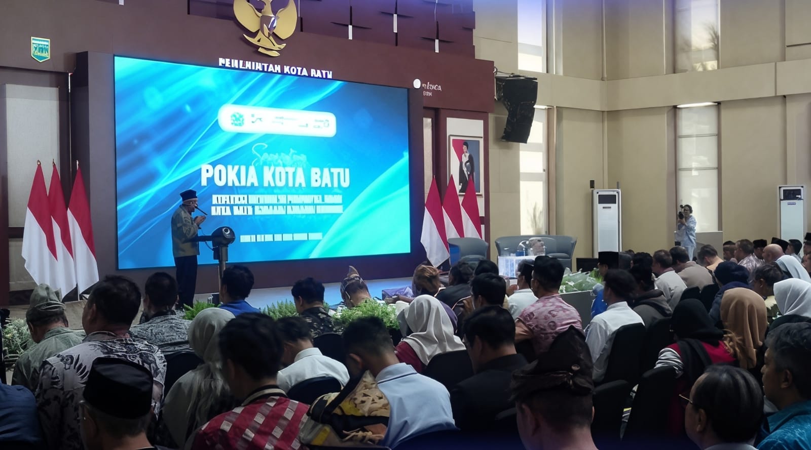 Para tokoh pendiri Kota Batu bersama jajaran Pemkot Batu berfoto bersama usai sarasehan “Refleksi Menuju Seperempat Abad Kota Batu Sebagai Daerah Otonom” di Graha Pancasila, Balai Kota Among Tani, Selasa (14/10/2025).