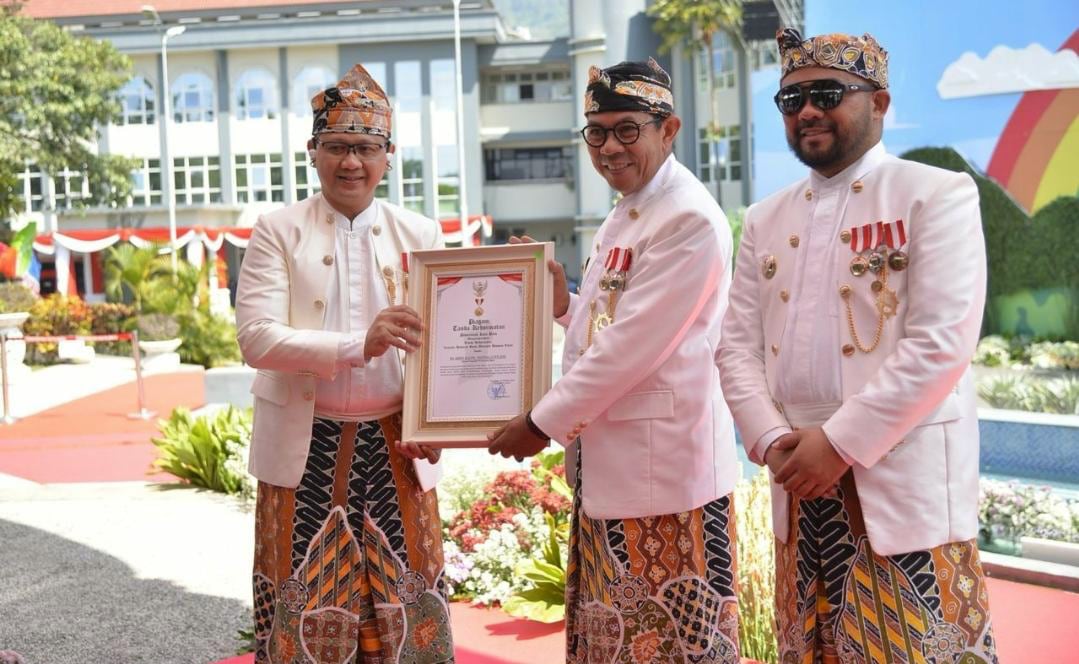 Dr. Aries Agung Paewai Terima Lencana Emas Hakaryo Guno Mamayu Bawono, Bukti Pengabdian yang Tak Padam Meski Jabatan Usai