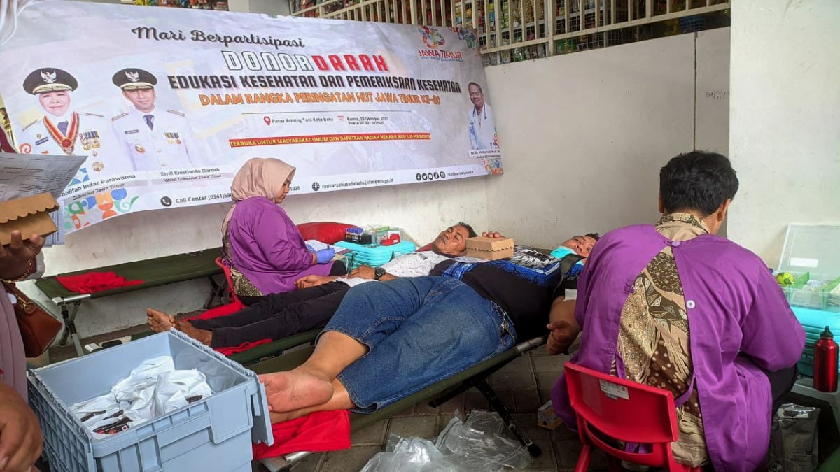 RSUD Karsa Husada Jemput Bola, Ratusan Warga Pasar Among Tani Cek Kesehatan Bareng Dokter