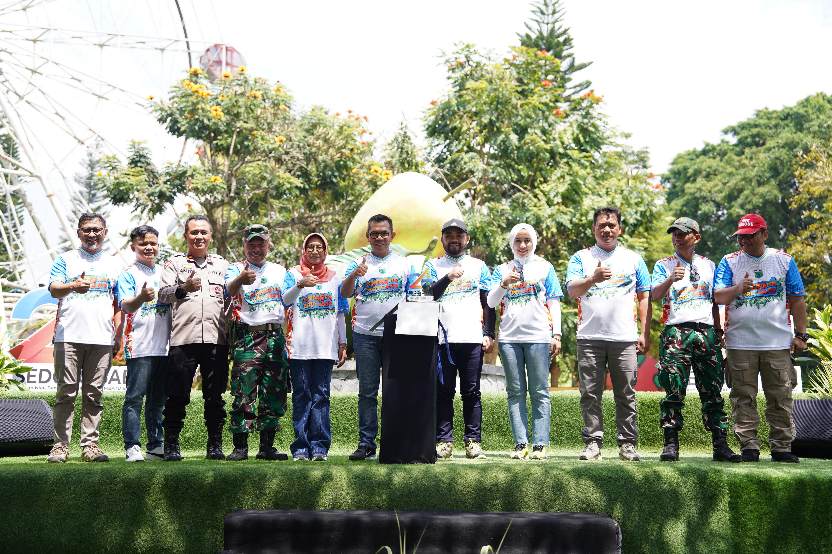Wali Kota Batu Nurochman bersama Wakil Wali Kota Batu Heli Suyanto saat melaunching logo HUT ke-24 Kota Batu 2025. (Foto: Pemkot Batu)
