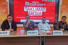 Konferensi pers ICCF 2025 di Balai Kota Among Tani, Kota Batu, menampilkan (dari kiri) Ketua COSAE, Kadiskumperindag Kota Batu, Wali Kota Batu Nurochman, dan Vicky Arief (Ketua OC ICCF 2025). (Dok. Istimewa)