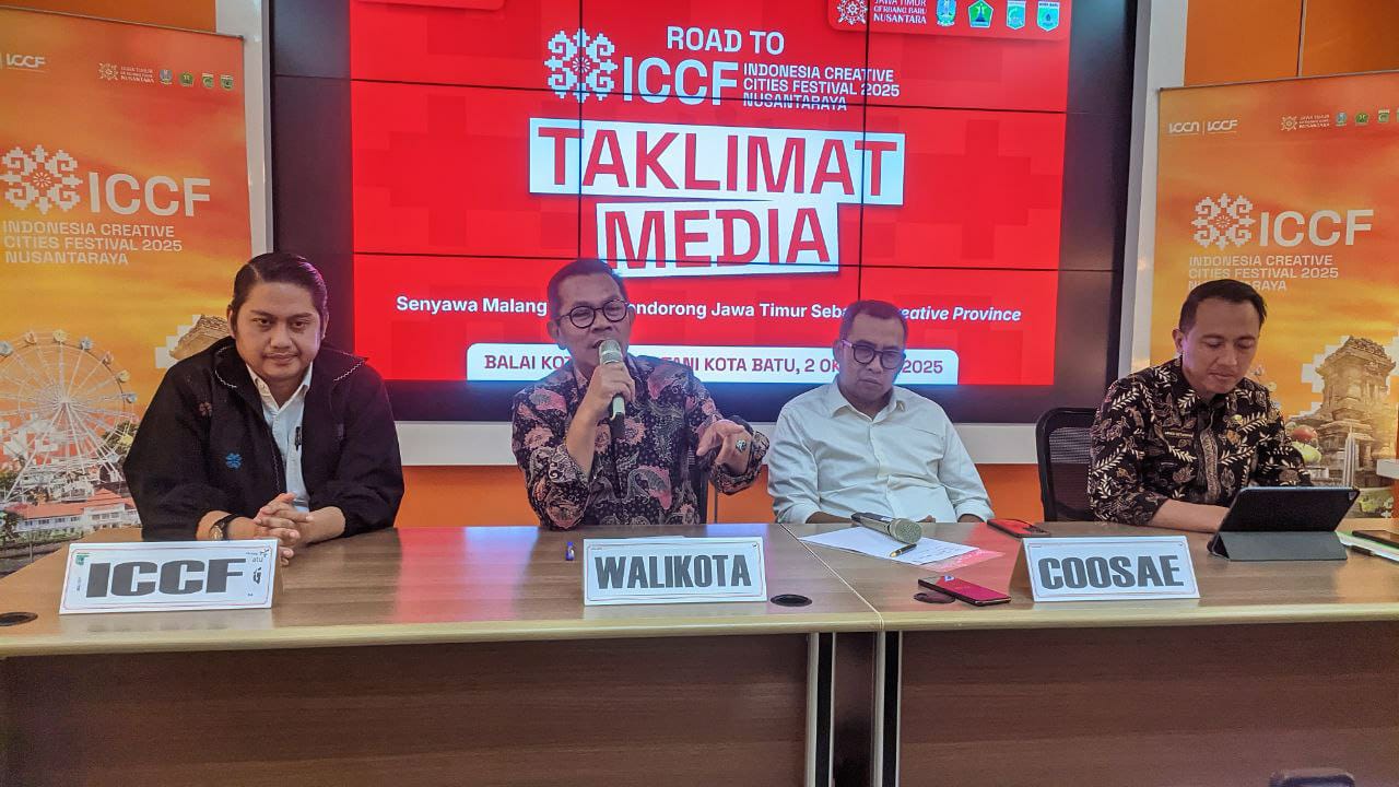 Konferensi pers ICCF 2025 di Balai Kota Among Tani, Kota Batu, menampilkan (dari kiri) Ketua COSAE, Kadiskumperindag Kota Batu, Wali Kota Batu Nurochman, dan Vicky Arief (Ketua OC ICCF 2025). (Dok. Istimewa)