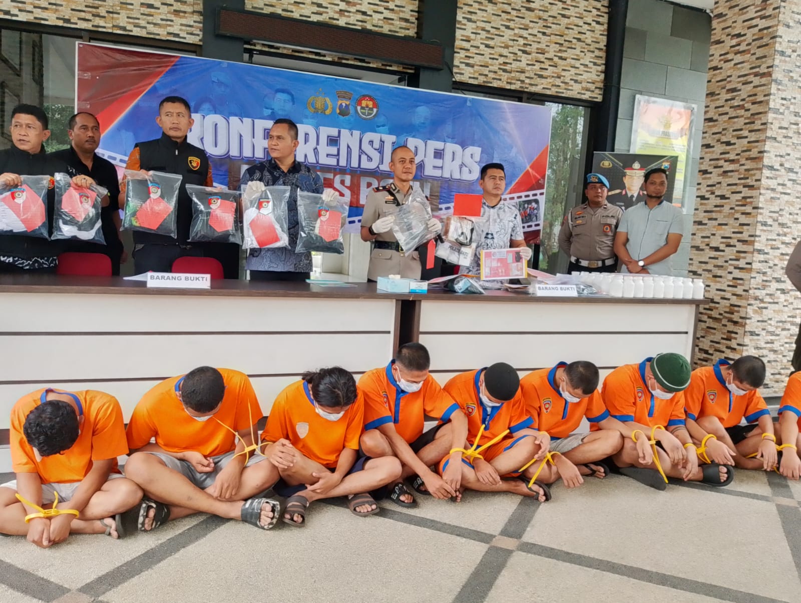 Wakapolres Batu Kompol Danang Yudanto membeberkan kronologi pengungkapan lima kasus penyalahgunaan narkotika dengan enam tersangka dari jaringan berbeda. (Moch. Firman/Tagarjatim.id)