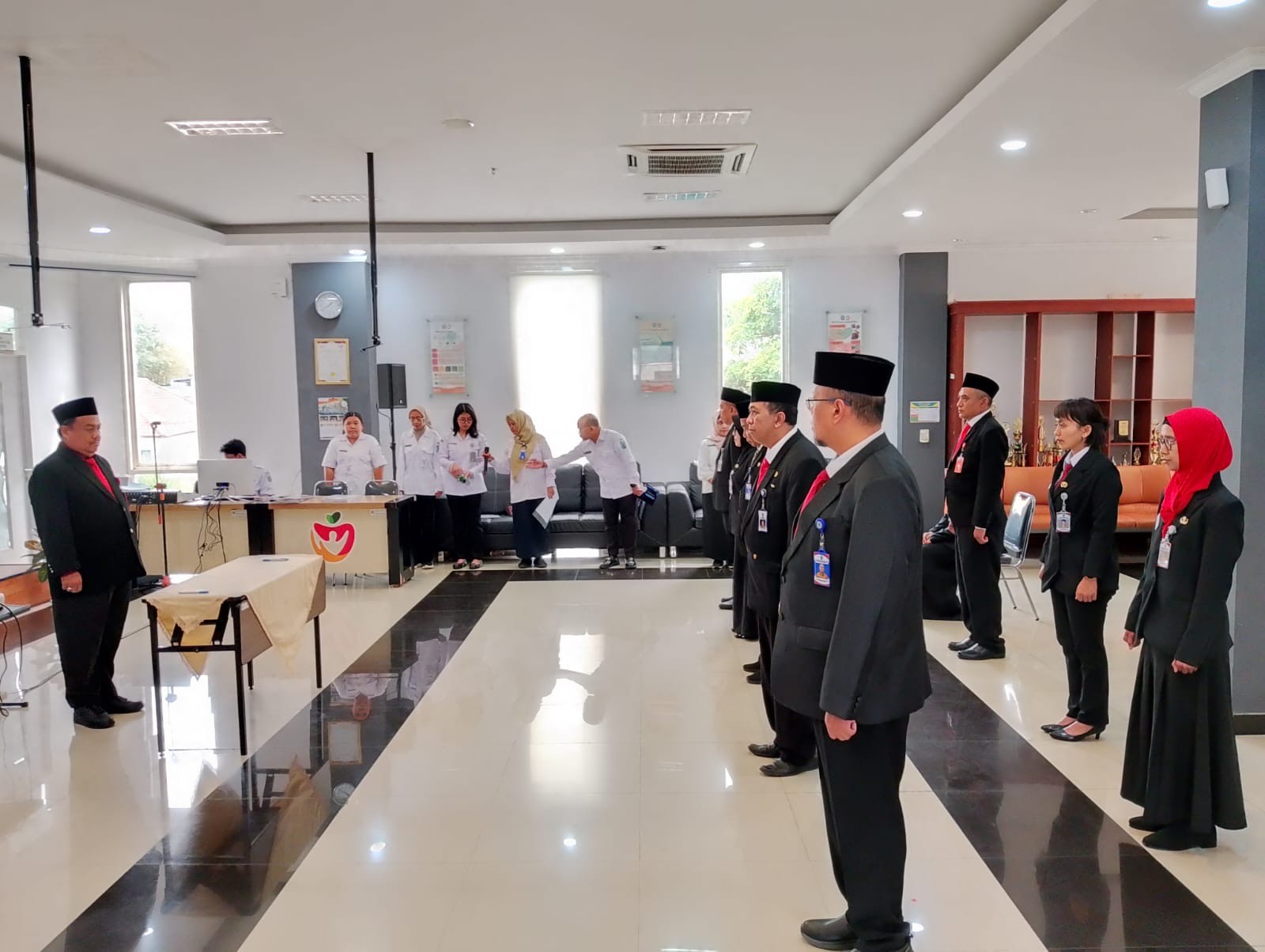 Direktur RSUD Karsa Husada Batu dr. Muhamad Rizal melantik dan mengambil sumpah pejabat administratif serta ketua tim kerja di lingkungan RSUD Karsa Husada Batu, Rabu (7/1/2026), sebagai langkah penguatan layanan dan akselerasi medical tourism di Kota Batu. (Moch. Firman/Tagarjatim.id)