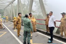 Cegah Aksi Bunuh Diri, Polres Batu dan Dinas PUPR Jatim Bagung Pagar Jembatan Cangar