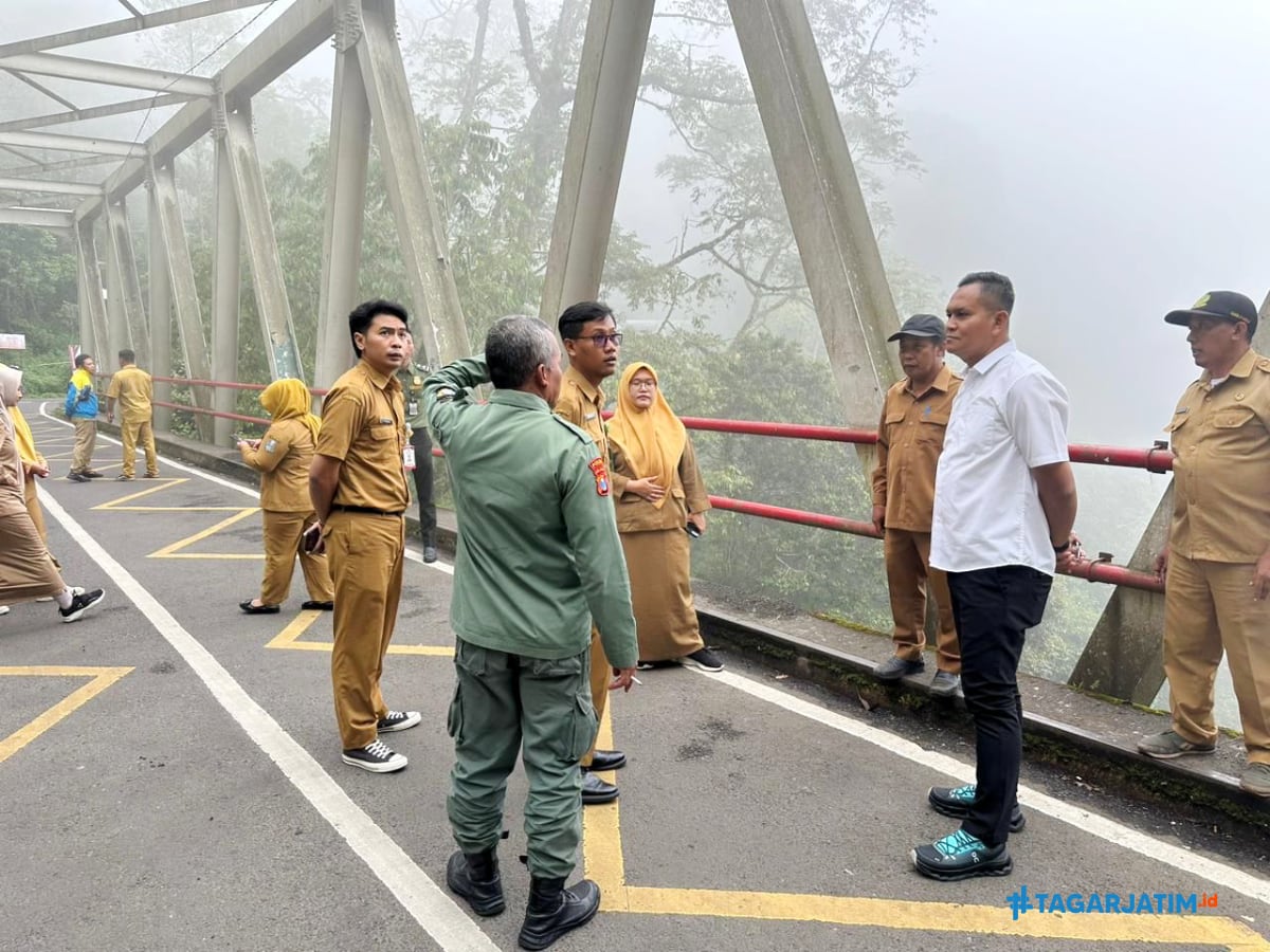 Cegah Aksi Bunuh Diri, Polres Batu dan Dinas PUPR Jatim Bagung Pagar Jembatan Cangar